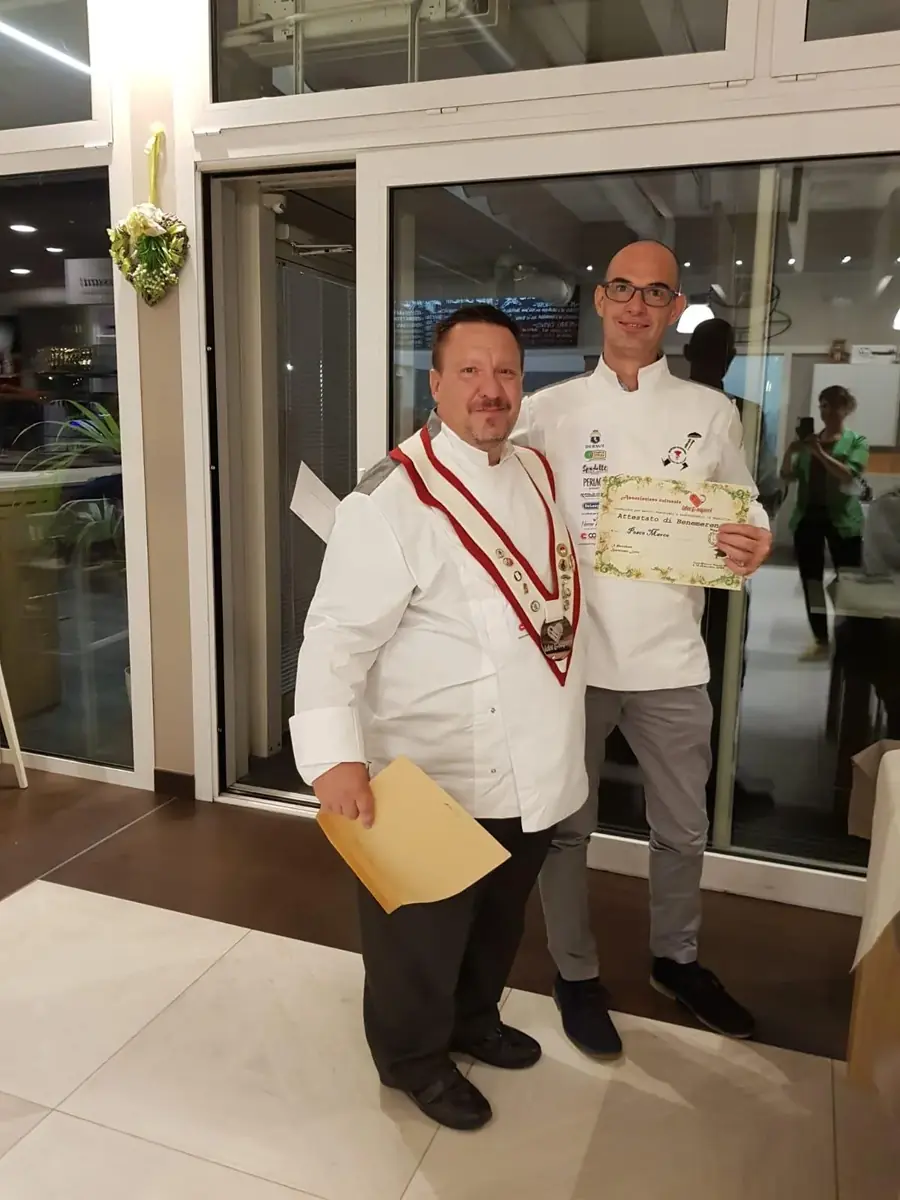 Loris Bartolomei (Idee e Sapori) presents the certificate of attendance to Prof. Marco Pesce