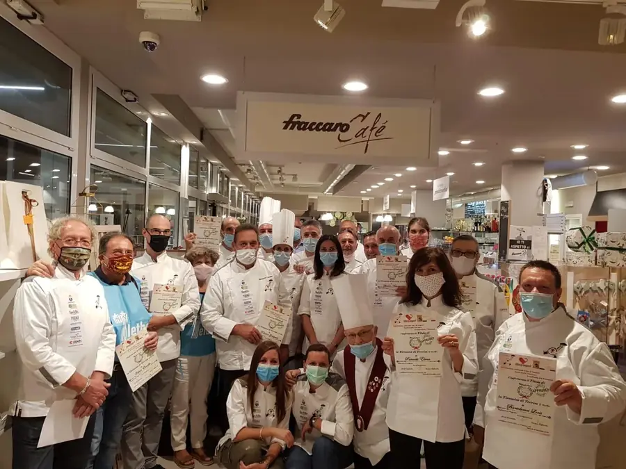 Group photo of the participants with their certificates