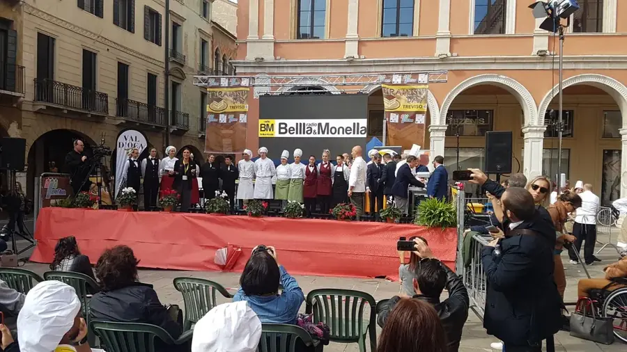Leonardo Di Carlo presents the prizes to the winners of the competition for catering colleges
