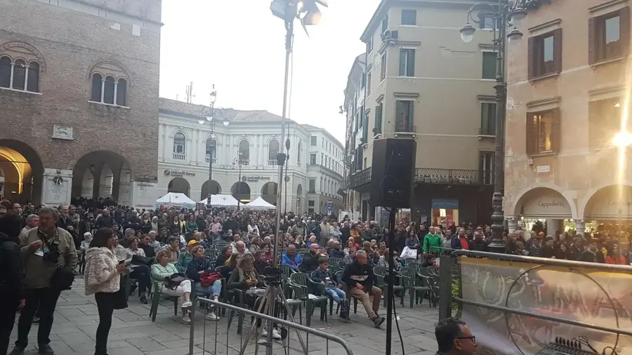 The public in Piazza dei Signori