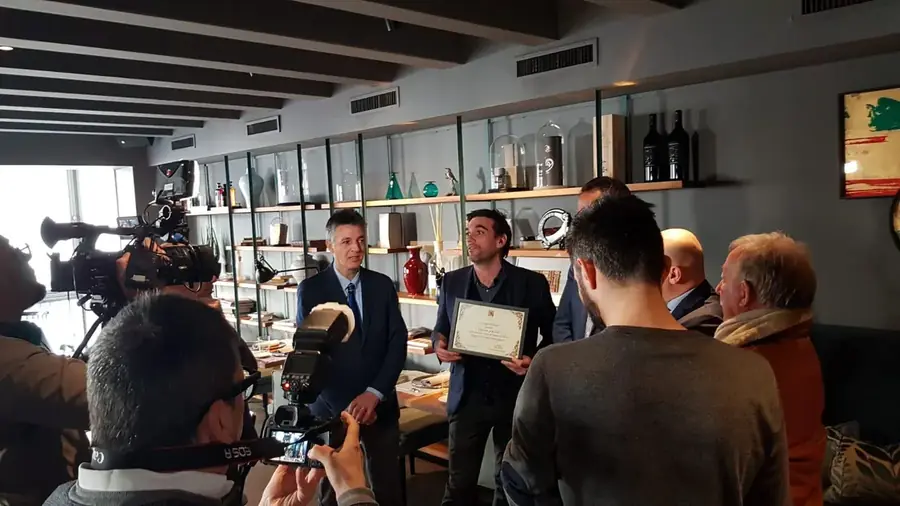 Tiziano Taffarello, founder of the Accademia del Tiramisù, presents the certificate "Historic venue