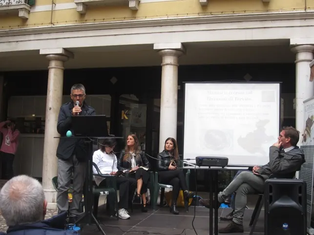Tiziano Taffarello, founder of the Accademia del Tiramisù, speaking at the cultural debate
