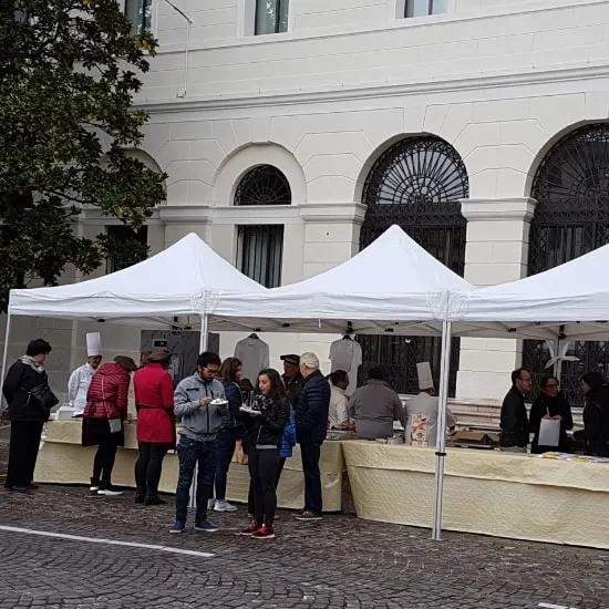 Tiramisù tasting in Piazza Duomo